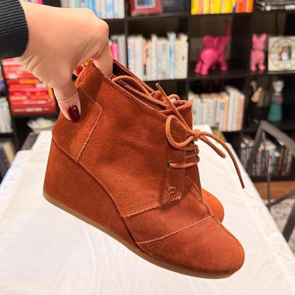 TOMS Desert Wedge Burnt Orange Suede Lace Up Ankle Boots 7.5